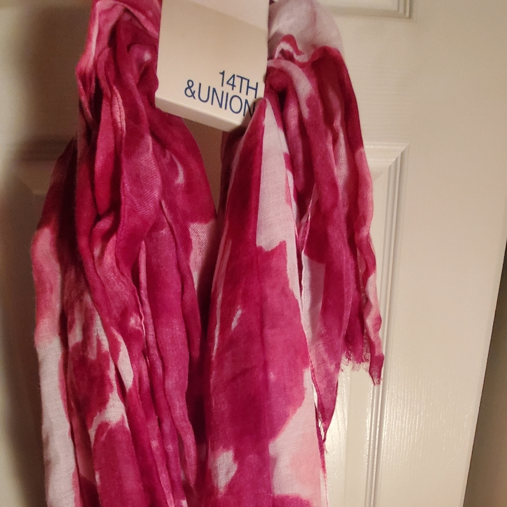 Chic pink wrap scarf NWT Parisian
